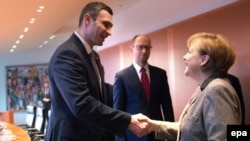 Vitali Kliciko cu Angela Merkel și Arseni Iațeniuk.