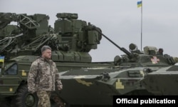 Petro Porosenko la o ceremonie militară in Harkov, 15 octombrie, 2016