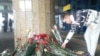 Люди оставляют цветы у здания пассажирского терминала алматинского аэропорта, рядом с которым разбился пассажирский самолет. 28 декабря 2019 года. 