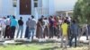 Lebap welaýatynyň Migrasiýa gulugynyň edarasynyň öňünde nobata duran adamlar
