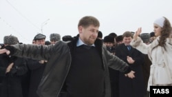 Оьрсийчоь/Нохчийчоь -- Премьер-министр Кадыров Рамзан ву "Нохчийчоьнан хазалла" къовсадаларехь толам баьккхинчу Джабраилова Замирица хелхаволуш, 27ГIур2006