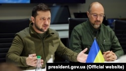 За даними прем’єр-міністра Дениса Шмигаля (праворуч від президента Володимира Зеленського), в другому кварталі прогнозується суттєве недовиконання державного бюджету