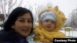 Ширин Турсунова с 1,5-годовалой дочерью.