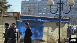 По данным правозащитников, за это время на Северном Кавказе пропало без вести около семи тысяч человек, из них в Чечне более пяти тысяч, в Ингушетии - от 300 до тысячи человек