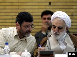 محسنی اژه‌ای و حسین صفار هرندی، وزرای وقت اطلاعات، و فرهنگ و ارشاد اسلامی در دولت نخست محمود احمدی‌نژاد که هر دو پس از انتخابات ۸۸ و پیش از تشکیل دولت جدید از کار برکنار شدند