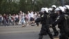 Полша - Полшин полици резинин дендаргаш етташ ю, Оьрсийчоьнан а, Полшин а футболан тобанаш ловзале хьалха Варшавехь хиллачу къепедацаршкахь дакъа лоцуш болу нах дIасалохкуш, 12Манг2012