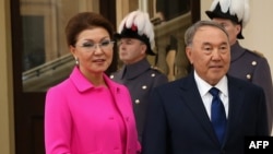 Президент Казахстана Нурсултан Назарбаев со старшей дочерью Даригой Назарбаевой в Букингемском дворце. Лондон, ноябрь 2015 года.