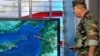 Кадр сирийского телевидения: военный показывает место падения турецкого самолета на карте