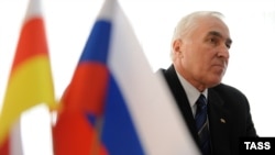 Один из главных тезисов перевыборной программы избранного президента Леонида Тибилова – создание правительства народного доверия и более эффективное освоение российской помощи