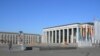Шлях да ўваходу ў Палац Рэспублікі арганізатары засьцеляць чырвонай дывановай дарожкай