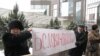 Активисты оппозиции проводят пикет офиса компании "Базис-А". Алматы, 22 декабря 2008 года. 