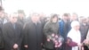 Жармахан Туякбай (второй слева) и другие участники митинга возлагают цветы к Монументу Независимости. Алматы, 17 декабря 2008 года. 