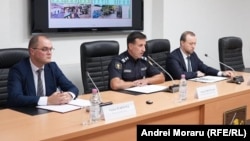 Procurorul-șef al PCCOCS, Victor Furtună, șeful Inspectoratului General al Poliției, Viorel Cernăuțeanu, și directorul Serviciului de Informații și Securitate, Alexandru Musteața, susțin un briefing de presă despre perchezițiile efectuate luni, 22 septembrie 2025.