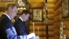 Президент Росії Дмитро Медведєв і прем'єр-міністр РФ Володимир Путін запалюють свічки в пам'ять про жертви авіакатастрофи Ту-154 в каплиці президентської резиденції Горки, 10 квітня 2010 року