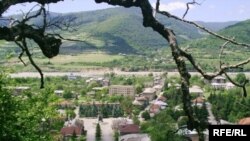 Люди, которые отказались покидать свои дома в 2008 году по призыву грузинских властей и приспособились к новой жизни в Южной Осетии, вдруг стали в глазах своих вчерашних соседей едва ли не предателями своего народа
