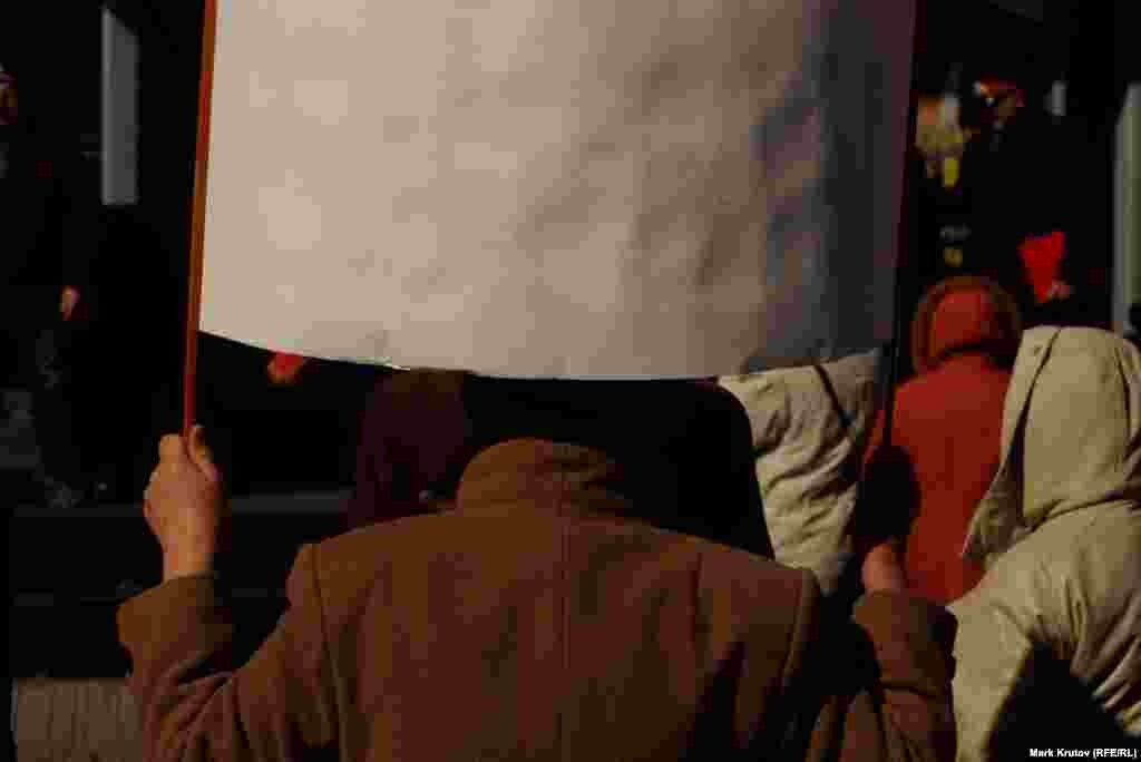 Требований присоединить Днепропетровскую область к России на митинге не было, почти не вспоминали "бандеровцев" и "фашистов". Складывалось впечатление, что мечта этих людей – возвращение в Советский Союз образца середины 80-х годов прошлого века. В акции приняло участие около 500 человек