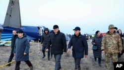 Официални лица и разследващи от Азербайджан и Казахстан посещават мястото на катастрофата на пътническия самолет, който се разби на 25 декември. 
