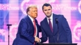 Дональд Трамп і Чарлі Кэрк на кансэрватыўным мітынгу ў Арызоне ў сьнежні 2024 году