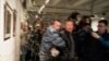 Активист SERB Александр Петрунько обливает мочой журналиста на выставке фотографа Джока Стерджеса