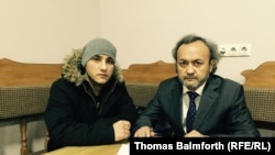 Абдусами (слева) и активист в расположенной в Москве правозащитной организации «Мемориал» и руководитель организации помощи мигрантам «Помощь» Бахром Хамраев.
