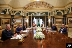 Ministrul rus de Externe, Serghei Lavrov (dreapta), și consilierul pentru politică externă al președintelui rus, Yuri Ușakov, la Palatul Diriyah din Riad. În fundal: șeful diplomației saudite, Faisal bin Farhan, și ministrul pentru afaceri externe, Mosayed al Eyban.