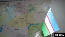 Флаг Узбекистана на фоне карты Центральной Азии.