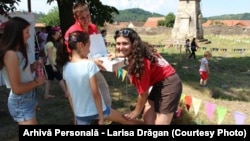 Larisa Drăgan, în timpul activităților de voluntariat.