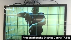 Liderul opoziției ruse, deși supravegheat video permanent, este trezit în fiecare noapte din oră în oră pentru a fi filmat și a se constata că nu a evadat, din cauza etichetei dispuse de penitenciar: „înclinat să fugă”