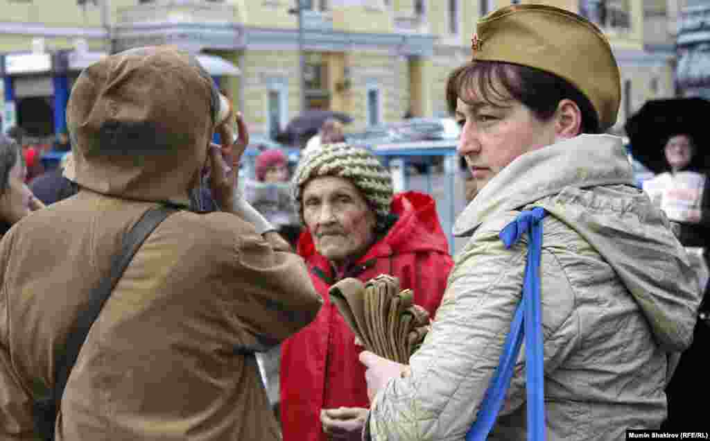 Театральная площадь. Торговля военной атрибутикой. 