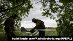 Украінскі вайсковец рыхтуе дрон для ўдару па расейскіх пазыцыях на купянскім кірунку, травень 2025 году. Ілюстрацыйнае фота