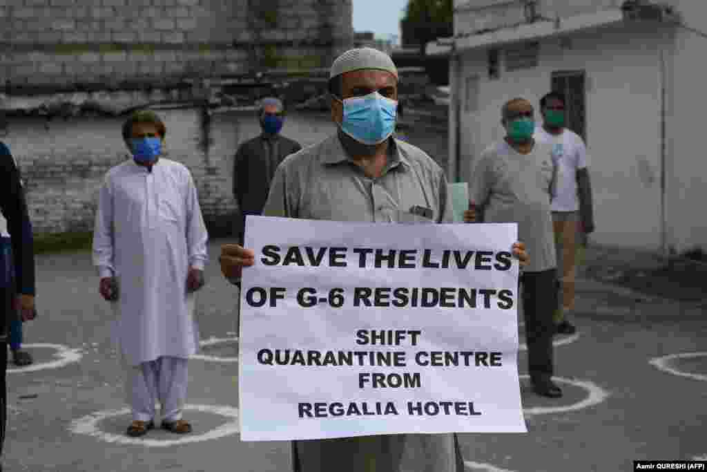 Locuitorii din capitala Pakistanului, Islamabad, poartă măști și protestează împotriva unui centru de carantină care a fost înființat în cartierul lor pe 19 aprilie.