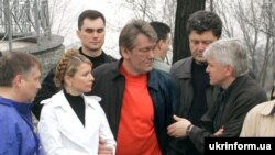 Юлия Тимошенко, Виктор Ющенко (в центре) во время посадки деревьев в парке Славы. Киев, 2005