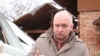 Лидер оппозиционной партии «Алга» Владимир Козлов выступает перед журналистами у дачного дома, который принадлежит его теще. Алматинская область, Карасайский район, 22 февраля 2011 года.