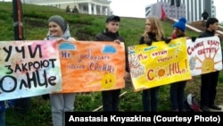 Ученики школы "СОлНЦе" протестуют против ее закрытия