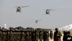Американски хеликоптери „Блек Хок“ за време на воена парада во август 2024 година во Баграм, по повод третата годишнина од повлекувањето на трупите предводени од САД