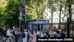 Լրագրողները հավաքվել են ՌԴ ՆԳՆ քննչական վարչության շենքի մոտ, Մոսկվա, 11 հունիսի, 2019թ.