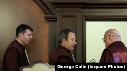 Valer Dorneanu (centru), Cristian Deliorga (dreapta) și Gheorghe Stan(stânga), trei dintre cei patru membri membri CCR numiți de PSD, care alcătuiesc majoritatea, alături de Marin Enache (PSD) și Attila Varga, numit de UDMR