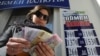 Жительница Крыма около пункта обмены валюты в Севастополе, 18 марта, 2014