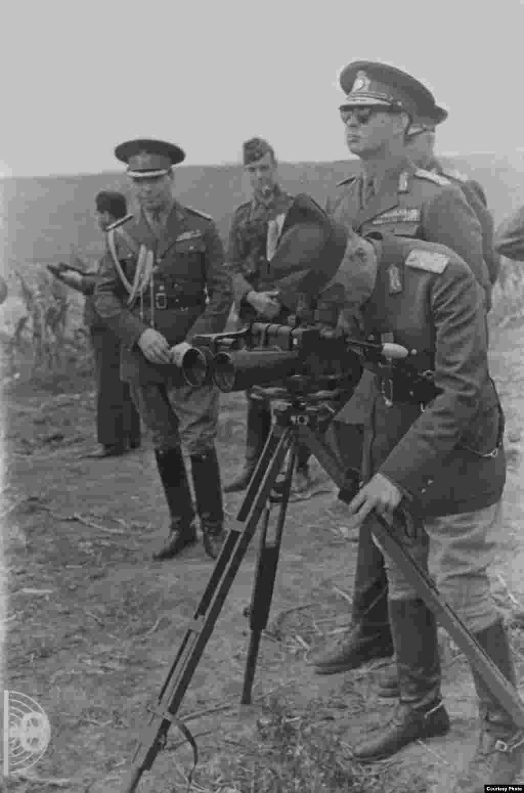 Regele Mihai și mareșalul Ion Antonescu pe frontul de Est, în 1941 sau 1942. Mihai a refuzat categoric să meargă în Transnistria, locul unde erau deportați evreii din Bucovina și nordul Moldovei. În plus, afirma răspicat că acest teritoriu nu este pământ românesc. Arhuvele Naționale.&nbsp;