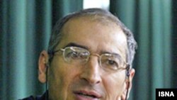 آقای زیباکلام می گوید: جهان بينی، تفکرات و خصوصيات آقای احمدی نژاد تا حدود زيادی با آيت الله خامنه ای منطبق است. (عکس: ایسنا)