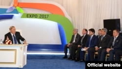 Предприниматель Нурлан Смагулов (крайний справа) на встрече тогдашнего президента Казахстана Нурсултана Назарбаева с руководителями национальных компаний и бизнесменами в рамках подготовки к выставке «Астана ЭКСПО-2017». Астана, 3 июля 2014 года. 