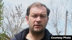 Дмитрий Тихонов, независимый журналист и правозащитник из города Ангрена в Ташкентской области. 