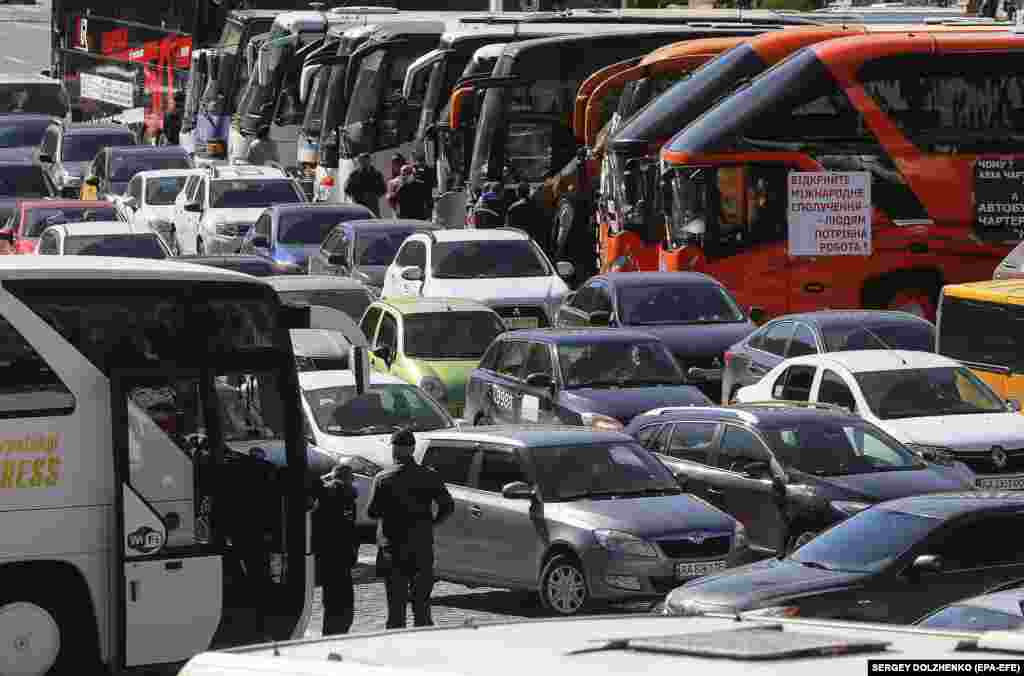 Autobuze și mașini parcate de proprietarii de afaceri mici în timpul unui protest la Kiev,&nbsp;Ucraina, în 13 mai, în care aceștia au cerut să li se permită să se întoarcă la muncă