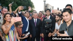 Президент Узбекистана Шавкат Мирзияев с местными и зарубежными блогерами. Самарканд, 26 августа 2019 года.
