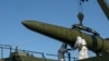 Расейскія вайскоўцы на вучэннях загружаюць ракету «Іскандэр» на мабільную пускавую ўстаноўку, архіўнае фота