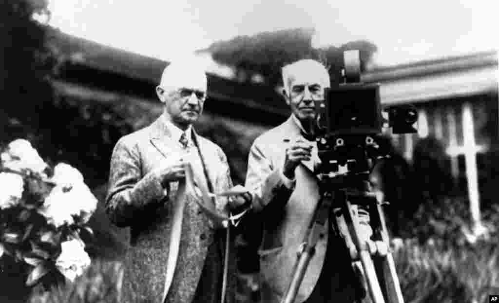 Основатель Eastman Kodak Джордж Истман (слева), Томас Эдисон и их изобретения. Декабрь 1919 года. Эдисон изобрел кинооборудование, а Кодак создал рулонную пленку. Оба изобретения способствовали развитию киноиндустрии.