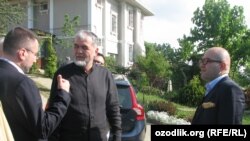 Мухаммад Салих (в центре) рядом со своим домом в Стамбуле.