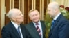 Перший віце-прем'єр-міністр України Олександр Турчинов (праворуч) вітає із днем народження президента Національної академії наук України Бориса Патона (ліворуч), Київ, 27 листопада 2008 р.