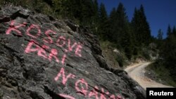 Grafiti në afërsi të kufirit me Malin e Zi