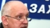 Лидер незарегистрированной оппозиционной партии "Алга" Владимир Козлов на пресс-конференции. Алматы, 22 сентября 2010 года. 
